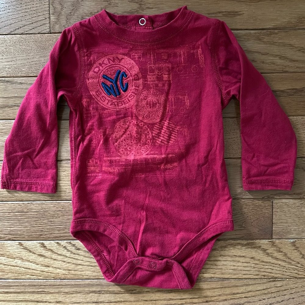 👶🏻 DKNY Baby Red long sleeved onesie size 6-9 months euc New York